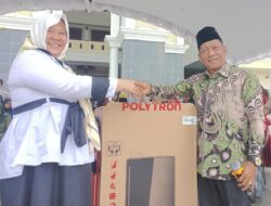 Meriahkan Pawai Akbar I Muharram, Heriyus M. Yoseph Sumbang Hadiah Doorprize