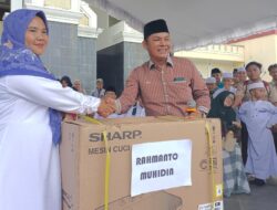 Waket II DPRD Mura Juga Sumbang Hadiah Doorprize Dalam Meriahkan Pawai Akbar Tahun Baru Islam
