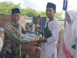 Ketua Komisi I DPRD Mura Turut Serahkan Piala dan Piagam Pawai Akbar I Muharram