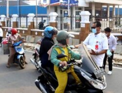 Dua Asisten Setda Barut Bagikan Masker Pada Masyarakat