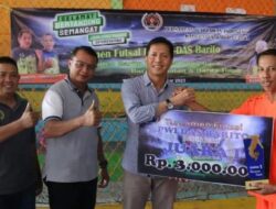 Pj Bupati Barut Serahkan Langsung Hadiah Untuk Para Juara turnamen futsal PWI DAS Barito