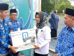 Pj Bupati Barut Serahkan Alat Kerja Berbetuk Barang Kepada Peserta Pelatihan Di Disnakertranskop UKM
