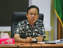 Guru Adalah Lentera Bagi Para Anak Didik Dalam Berikan Belajaran Di Bidang Semua Ilmu