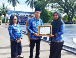 Pj Bupati Barito Utara Serahkan Piagam Penghargaan KLHK Untuk Desa Pendreh dan Kelurahan Melayu
