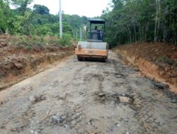 Lancarkan Distribusi Logistik Pemilu, Dinas PUPR Barut Lakukan Perbaikan Jalan di Desa-Desa