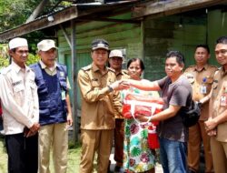 Pj Bupati Barut Serahkan bantuan untuk korban kebakaran di 2 Tempat Jingah dan Desa Ipu