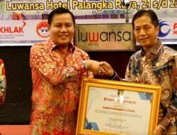 Pj Bupati Barito Utara Terima sertifikat merk Asosiasi Kelompok Anyaman Rotan Gunung Purei