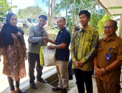 PUPR Barut Serahkan bantuan paket sembako kepada para staf PJU, MBG Bagikan Zakat