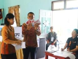 Pj Bupati Mura dan Istri Berikan Hak Suara Pemilu 2024