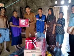 Pemkab Barut Serahkan Bantu Kepada Masyarakat yang Mengalami Musibah Kebakaran di Desa Datai Nirui