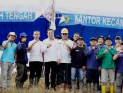 Pj Bupati Tanam Cabe Bersama Poktan Rindu Alam Desa Bayas