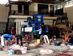 Dinas PUPR Barut Bagikan Daging Hewan Qurban Kepada Masyarakat