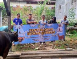 Ketua DPRD Serahkan 3 Hewan Qurban ke Sekertaris DPRD