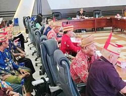 Pansus II Bahaa Raperda Pengakuan dan Perlindungan MHA Bersama Tokoh Adat dan Eksekutif