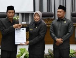 PJ Bupati Terima Dokumen Pemandangan Umum Fraksi DPRD Terhadap Raperda Pengelolaan Persampahan