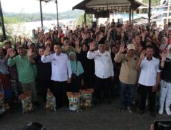 Pj Bupati Dampingi Sekda Kalteng Buka Pasar Murah dan Serahkan Hewan Kurban Kepada Masyarakat