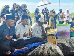 Ratusan Masyarakat Iringi Proses Pemakaman Ayahanda Pj Bupati Barito Utara