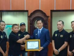 Pj Bupati Barito Utara Terima Penghargaan Dari Sahabat Pers dari PWI