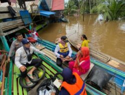 Lurah Bersama Jajaran Salurkan Bantuan Untuk Rumah Warga Kelurahan Puruk Cahu Yang Terendam Banjir