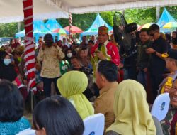 Gubernur Sugianto Sabran Bagikan Beras dan Hadiahkan Paket Perjalanan Rohani ke Warga Murung Raya