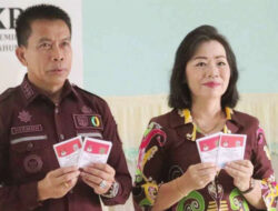 Pj Bupati Mura Bersama Istri Mencoblos di TPS 21