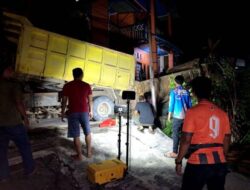 BPBD Barut Bantu Evakuasi Truk Bermuatan Batu Belah Yang Terperosok Di Jalan Rajawali