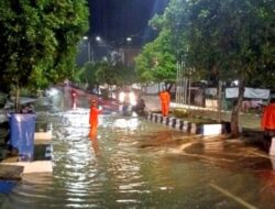 TRC Pusdalops BPBD dan Polres Barut Bantu Pengaturan Lalu Lintas di Jalan Tergenang Banjir