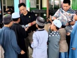 Dewan Ini Bagikan Susu Kemasan Secara Gratis di Desa Kandui