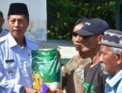 Pj Bupati Barut Bersama Baznas Salurkan Paket Zakat