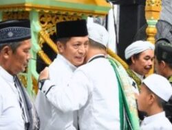 Pj Bupati Barut Beserta Keluarga Laksanakan Sholat Ied di Masjid Jami