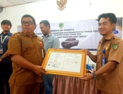 Kadis Nakertranskop UKM Serahkan Sertifikat Merek Anyaman Rotan dari Kemenkumham ke Plt Camat Gunung Purei