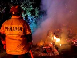 Tim Disdamkarmat Barut Padamkan Kebakaran di Jalan Simpang Dusun Bayas
