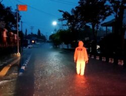 Hujan Deras, TR CPB BPBD Barut Patroli Sejumlah Lokasi Jalan yang Kerap Banjir
