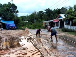 Bersama Warga, Tim Reaksi Cepat (TRC) Pusdalops PB BPBD Bersihkan Jalan Licin di Kelurahan Jingah
