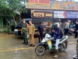 Pj Bupati Tinjau Lokasi Banjir Sekaligus Serahkan Bantuan di Kelurahan Jambu