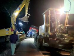 Diduga Tak Kuat Menahan Beban Berat, Jembatan Sei Rahayu Ambruk