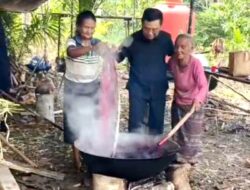 Ketua Komisi II DPRD Barut Tinjau Pembuatan Anyaman Rotan di Desa Tambaba