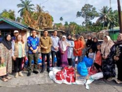 Patih Herman AB Dampingi Pj Bupati dan Kadis Sosial PMD Serahkan Bantuan ke Korban Kebakaran di Desa Lemo II