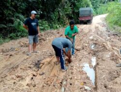 Warga Keluhkan Kerusakan Jalan KM 30 – Desa Mampuak