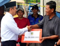 Pj Bupati Barito Utara Serahkan Bantuan ke Korban Musibah Kebakaran di Cempaka Putih