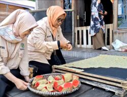 Disnakertranskop UKM Tinjau Langsung Produksi Kerupuk Bawang di Desa Bintang Ninggi II