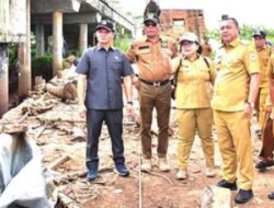 Komisi III DPRD Kapuas Tinjau Jembatan Ambruk di Bataguh, Minta Penanganan Dipercepat