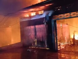 Kebakaran Hebat di Permukiman Padat Cempaka Putih, Enam Rumah dan Tiga Kendaraan Hangus Terbakar