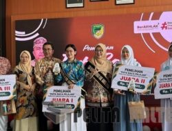 Bunda Literasi Barito Utara Serahkan Hadiah Pada Pemilihan Duta Baca Tingkat SLTA