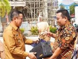 Pj Bupati Barito Utara Serahkan Bantuan Peralatan Pendidikan untuk PAUD, SD, dan SMP