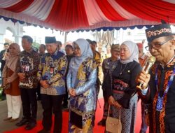 Wakil Ketua II DPRD, Pj Bupati dan Pj Ketua TP-PKK Sambut Wamendagri dengan Upacara Adat