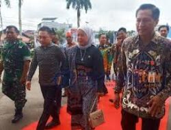 Wakil Ketua II DPRD Apresiasi Plt Camat Gunung Purei Serahkan Cinderamata Anyaman Rotan Kepada Wamendagri