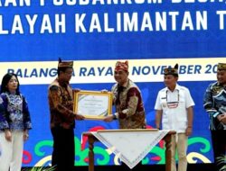 Bupati Barito Utara Terima Penghargaan Atas Dukungan Posbakum Desa