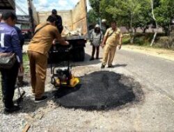 Dinas PUPR Barut Tindaklanjuti Keluhan Warga, Lakukan Perbaikan Sementara Jalan Berlubang di Muara Teweh