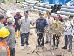 Tinjau Jembatan di Montallat, Bupati Minta Percepat Pembangunan dan Perbaikan Demi Keselamatan Warga